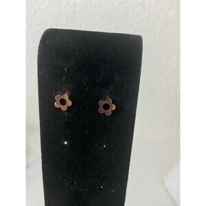 Flower stud earrings